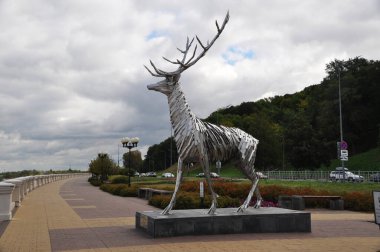 Şehir heykeli. Nehrin kenarında bir geyik figürü. 09 Eylül 2020, Rybinsk, Rusya.
