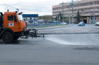 Bahar panoraması. Şehrin sokaklarına özel bir makine püskürtüyor. 26 Nisan 2021 Moskova, Rusya.