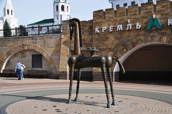 Городская Скульптура Стилизованная Фигура Лошади Сделанной Металла Возле Станции Метро — стоковое фото