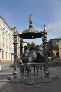 Şehir heykeli. Çardaktaki büyük kedi. 12 Eylül 2017, Kazan, Rusya.