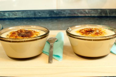 Cam kaselerde iki tatlı. Tatlı kaşıklı Türk pilavı.