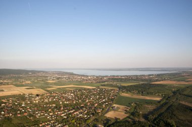 Uçan bir toptan dünyaya bakmak. Balaton Gölü ve kırmızı evler.