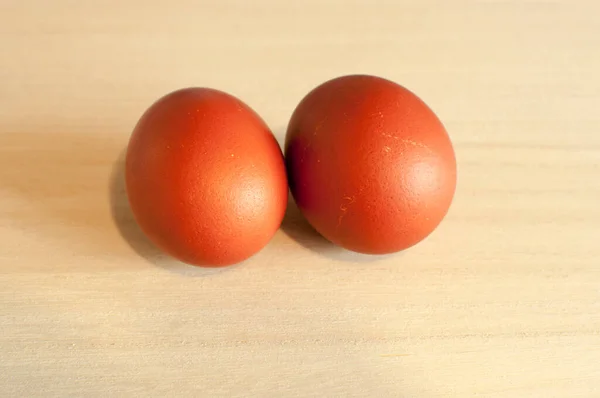 Ostern Ostereier Zwei Rote Eier Auf Hellem Hintergrund — Stockfoto