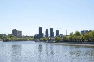 Şehrin ve nehrin panoramik manzarası. Yeni şehir binasının manzarası. 11 Mayıs 2021, Moskova, Rusya