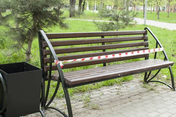 Banc Park Peint Avec Peinture Pour Nouvelle Saison Ruban Protecteur — Photo