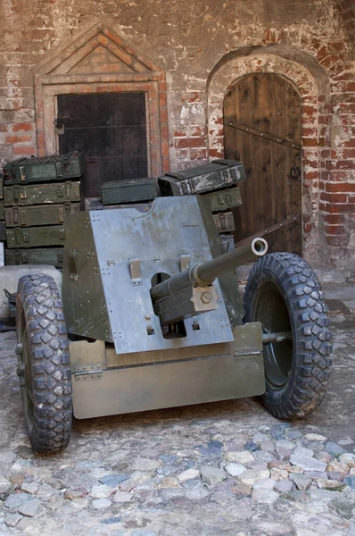 二战时期的一门古老大炮 45毫米大炮靠近房子的墙壁 绿色弹药箱 — 图库照片