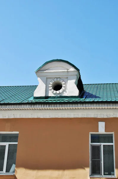 Круглая Крыша Покрыта Металлической Зеленой Плиткой Голубой Фон Неба — стоковое фото