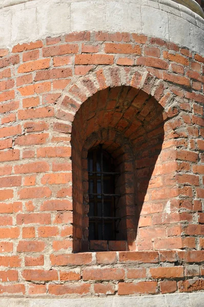 Ett Litet Fönster Gammal Tegelvägg Vulterat Fönster Med Järnstänger Skuggan — Stockfoto
