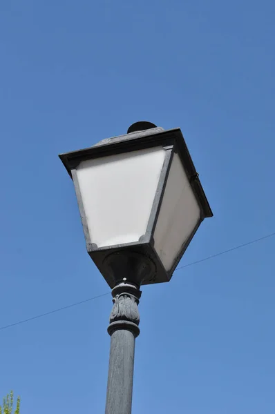 Verlichting Post Close Straatlamp Tegen Blauwe Lucht — Stockfoto