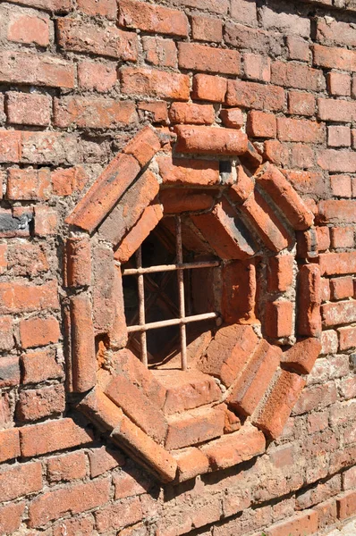 Oktagonalt Fönster Tegelvägg Klostrets Gamla Mur Och Ett Fönster Med — Stockfoto