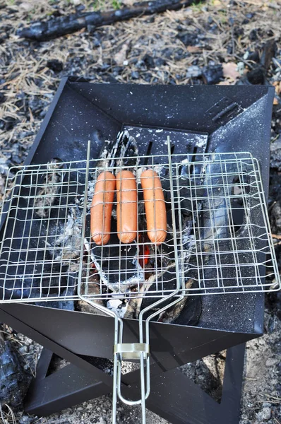 Cucinare Salsicce Barbecue Sulla Griglia Cucinare Cibo Fiamme — Foto Stock