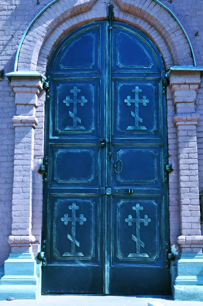 Zbliżenie Drzwi Kościoła Drzwi Cegły Krzyże Drzwiach — Zdjęcie stockowe