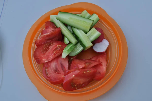 Close Vegetables Sliced Juicy Tomatoes Cucumbers Plastic Plate — Stock Photo, Image