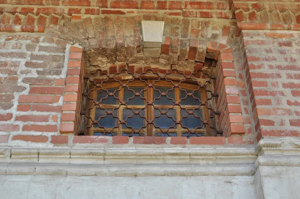 Metal Şekilli Bir Kafesin Arkasındaki Dikdörtgen Pencereye Yakın Çekim Manastırın Telifsiz Stok Fotoğraflar