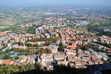 San Marino 'nun banliyö bölgelerinin panoramik bir üst görüntüsü. Yatay çekim, panorama.