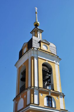 Yüksek kilise çan kulesinin manzarası. Çan kulesinde farklı boyutlarda çanlar.