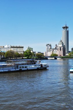 Moskva Nehri 'nin panoramik manzarası. Geçen zevk gemisinin ve yüksek binaların manzarası. Moskova, 11 Mayıs 2021.