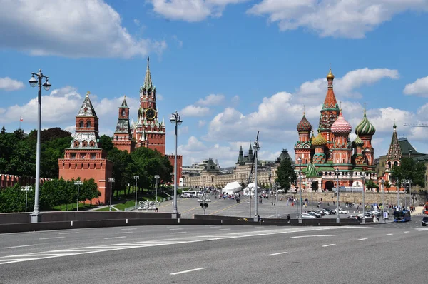 Moskova ve St. Kremlin 'in panoramik manzarası Basil Katedrali. Moskova, Rusya, 22 Mayıs 2021. Bahar güneşli gün.