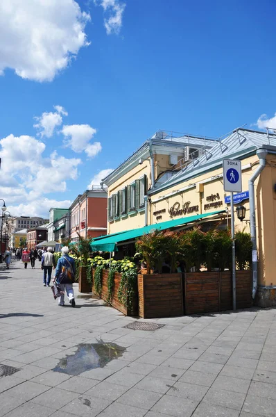 Cafés Rue Dans Centre Moscou Les Gens Marchent Long Klementovsky — Photo