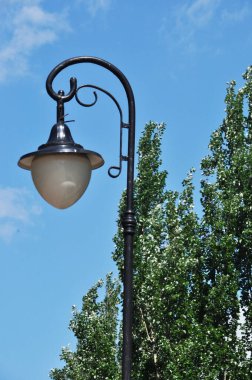 Köprüde düğün kaleleri için stilize ağaç var. Yeni evliler şans getirsin diye ağaca kilit asarlar..