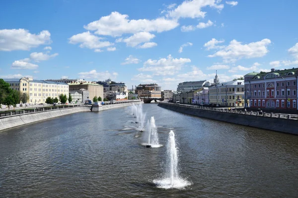 Köprüde düğün kaleleri için stilize ağaç var. Yeni evliler şans getirsin diye ağaca kilit asarlar..