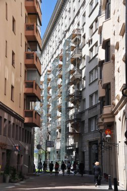 Eski şehrin manzarası, üzerinde insanlar yürüyordu. Moskova, Rusya, 22 Mayıs 2021