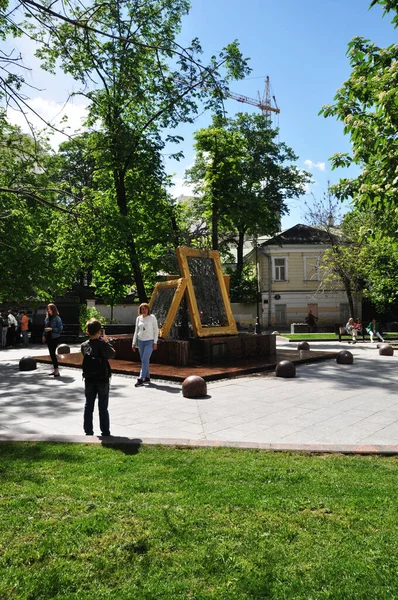 Маленький Мальчик Фотографирует Свою Мать Возле Прекрасного Фонтана Москва Мая — стоковое фото