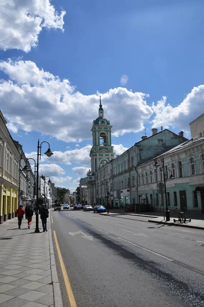 Moskovskaya Caddesinin Panoramik Manzarası Nsanlar Güneşli Bir Günde Pyatnitskaya Caddesinde — Stok fotoğraf