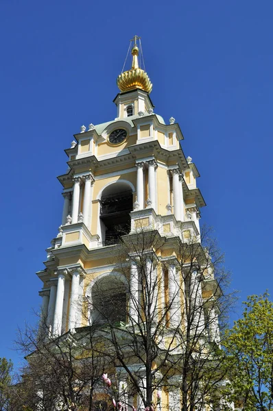 Close Van Klokkentoren Van Het Klooster Klokkentoren Tegen Blauwe Lucht — Stockfoto