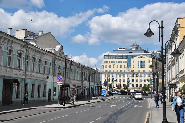 Панорамный Вид Старой Московской Улицы Центре Города Пятницкая Улица Ходячими — стоковое фото