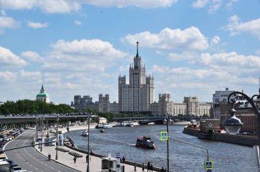 Güneşli bir günde Moskova Nehri 'nin manzarası. Nehir ve yüksek bina. Şehirde güneşli bir gün.