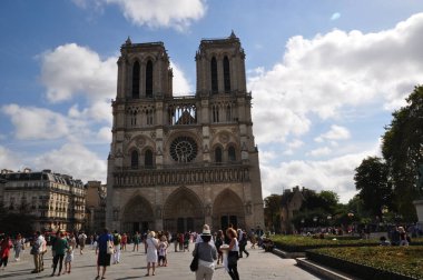 Notre Dame Katedrali. Paris 'te yaz günü. Katedralin önündeki meydanda insanlar var. Paris, Fransa, 20 Eylül 2018