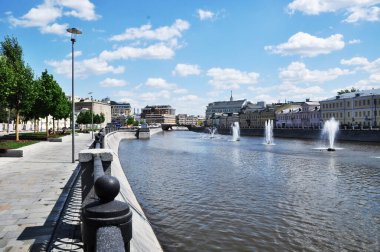 Baypas kanalının panoramik görüntüsü ve set. Moskova, Rusya, 22 Mayıs 2021