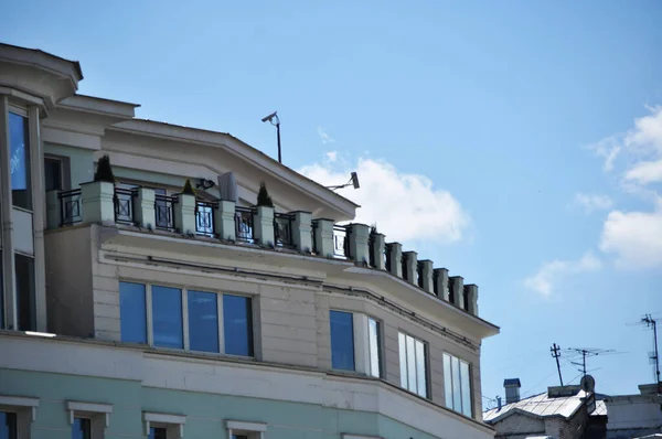 Balkonlu Eski Evin Güzel Manzarası Şehrin Panorama Şehirde Güneşli Bir — Stok fotoğraf