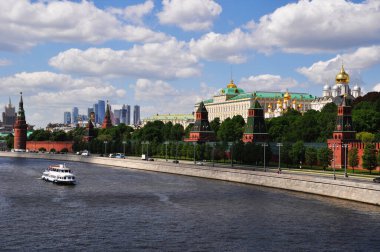 Korkuluktan zemine düşen gölge. Güneşli bir günde, taştan setin kenarındaki setin gölgesi yansıyor..