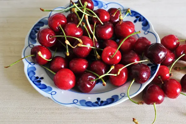 Dolci Frutti Ciliegia Piatto Bianco Frutti Ciliegia Piatto Asse Sfondo — Foto Stock