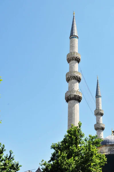 Két Minaret Kék Ellen Minaretek Isztambulban Minaretek Közelsége Egy Nyári — Stock Fotó