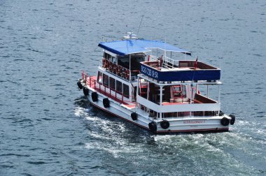 Boğaz boyunca küçük bir zevk gemisi yelken açar. İstanbul. Türkiye 06 Temmuz 2021