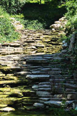 Düz taşlardan oluşan çağlayan bir şelale. Sıcak yazda kurumuş şelale..