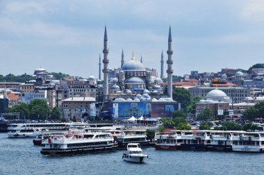 İstanbul 'un panoramik manzarası. Yeni Cami Camii ve limanda eğlence tekneleri. İstanbul, Türkiye 10 Temmuz 2021.