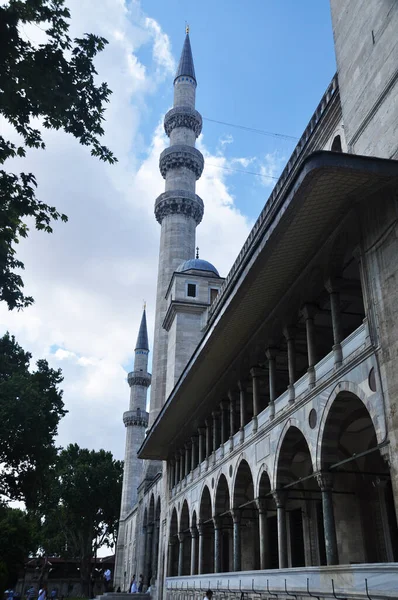 2つのミナレットとモスク 2021年7月10日トルコ イスタンブール 夏の日のモスクの眺め — ストック写真