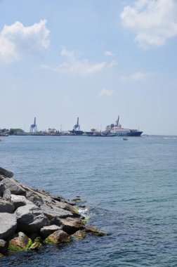 Limanın panoramik görüntüsü. Büyük taşlı ve sakin deniz yüzeyli bir sahil. Yaz. İstanbul, Türkiye, 12 Temmuz 2021