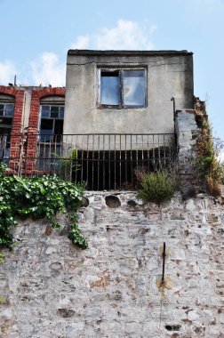 Limanın panoramik görüntüsü. Büyük taşlı ve sakin deniz yüzeyli bir sahil. Yaz. İstanbul, Türkiye, 12 Temmuz 2021