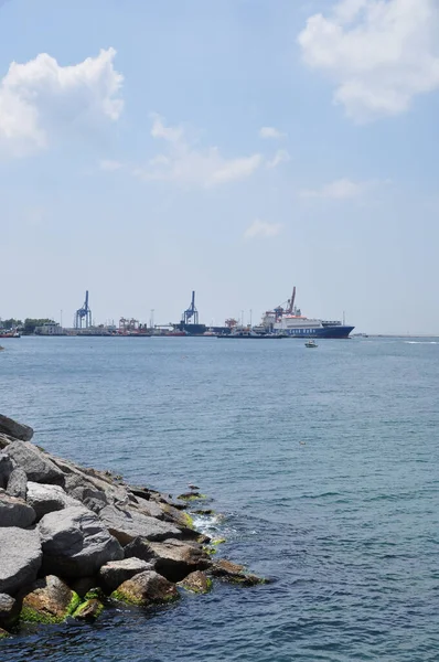 Limanın panoramik görüntüsü. Büyük taşlı ve sakin deniz yüzeyli bir sahil. Yaz. İstanbul, Türkiye, 12 Temmuz 2021