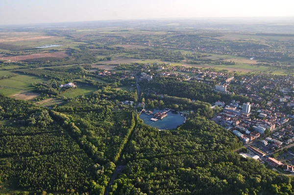 Heviz Gölü 'nün panoramik manzarası. Sıcak hava balonundan göl manzarası. Heviz, Macaristan, 17 Mayıs 2017