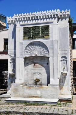 Taze su için sütun. Şehirde içme suyu için taş sütun.