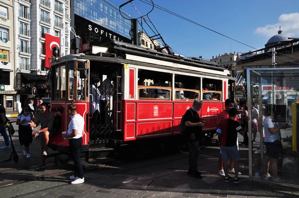 Retro Tram Straat Juni 2021 Istanbul Turkije Zomer Zonnige Dag — Stockfoto