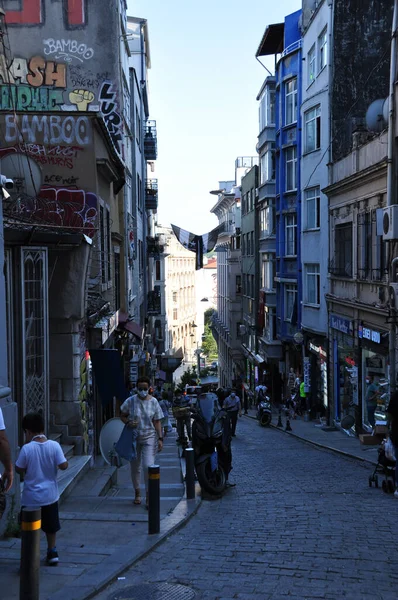 Kalabalık bir caddenin panoramik manzarası. İstanbul 'un güzel sokakları. 12 Temmuz 2021, İstanbul, Türkiye.