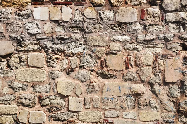 墙石工 旧墙上有不同大小的石头 — 图库照片