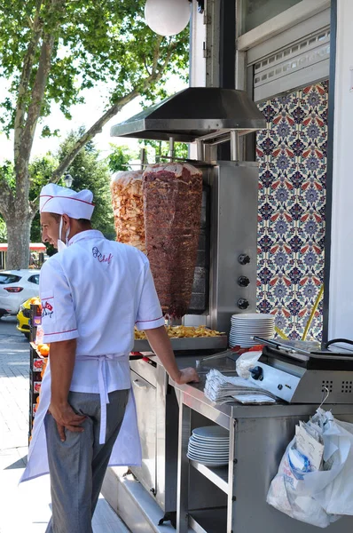 Sokak lokantası. Et Kafe 'de. İstanbul 'da fast food. Şavurma pişirme... 12 Haziran 2021, İstanbul, Türkiye.